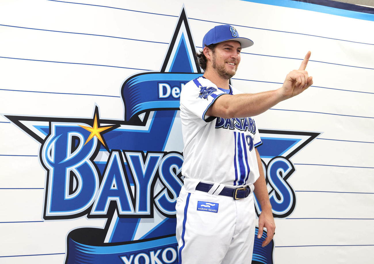 プラスワン投票でオールスターに選出され笑顔でポーズを決めるDeNAバウアー（撮影・白石智彦）