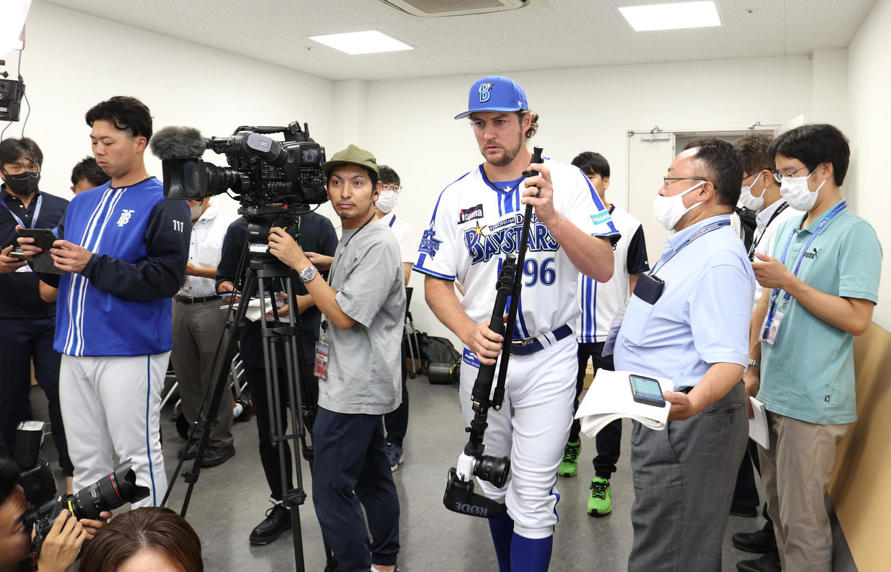 プラスワン投票でオールスターに選出され動画配信用のカメラ持参で会見場に入室するDeNAバウアー（中央）（撮影・白石智彦）