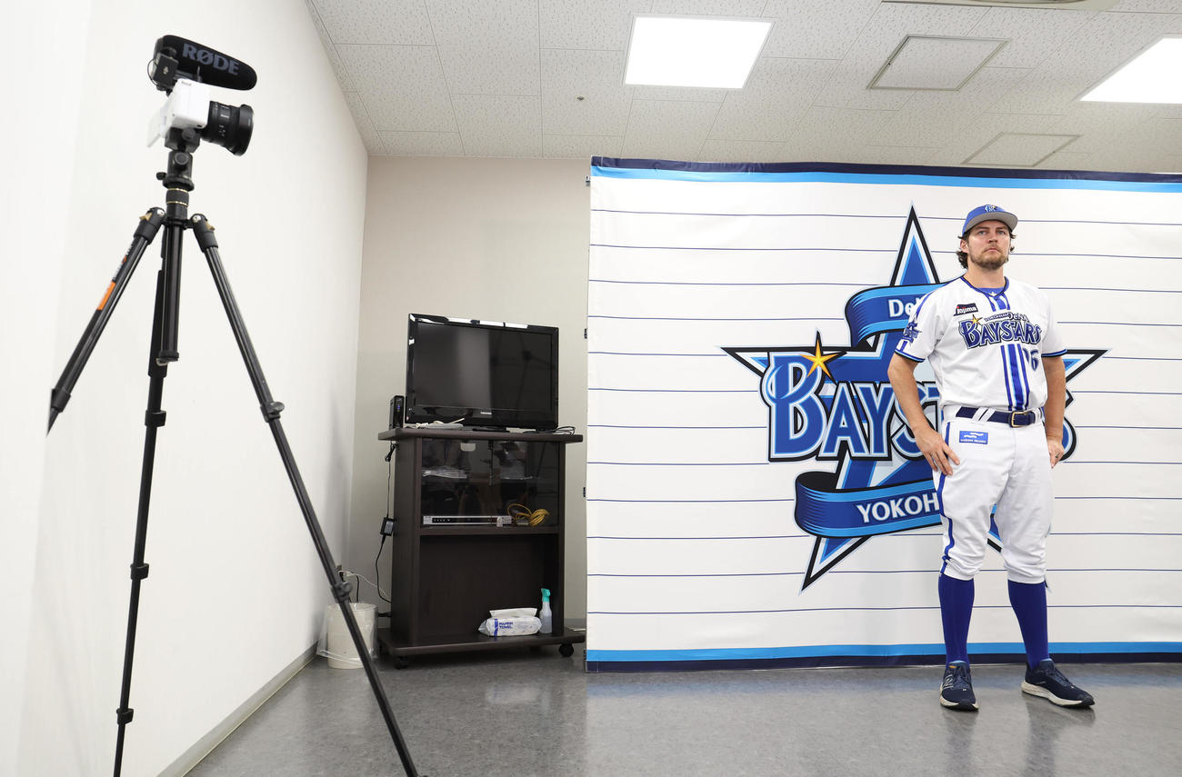 プラスワン投票でオールスターに選出され動画配信用のカメラのセッティングを終え会見に臨むDeNAバウアー（撮影・白石智彦）