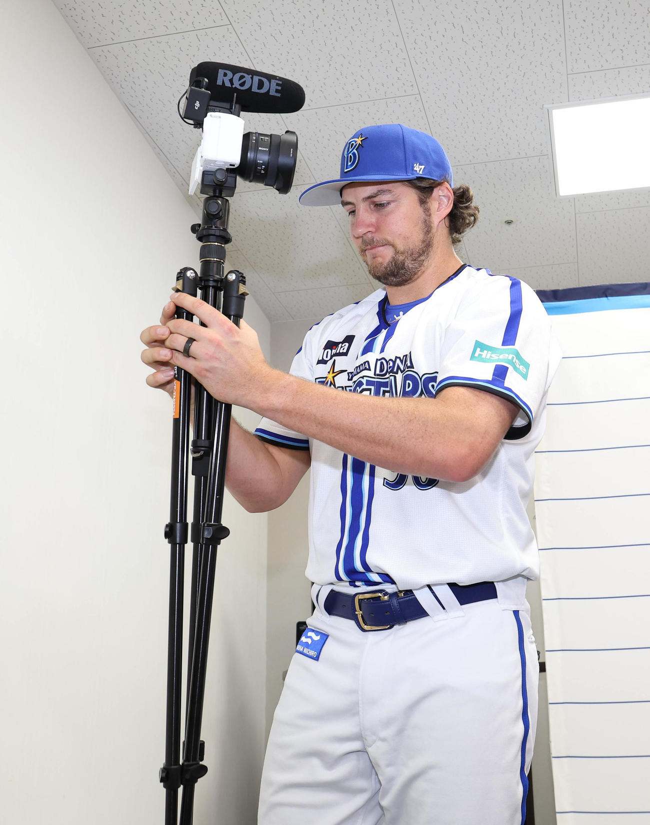 オールスタープラスワン投票の会見を終え動画配信用のカメラ片付けるDeNAバウアー（撮影・白石智彦）