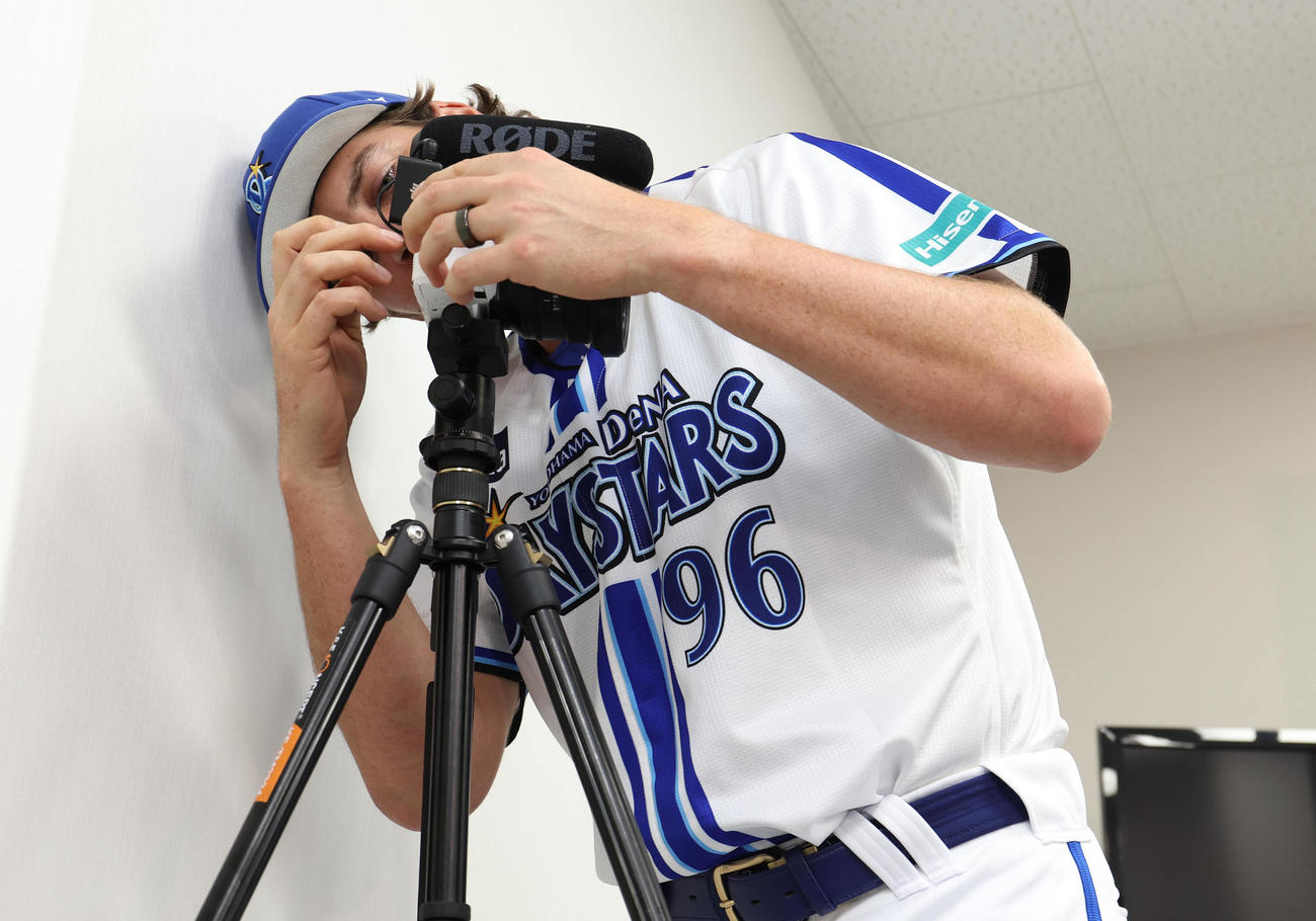 プラスワン投票でオールスターに選出され動画配信用のカメラをセッティングするDeNAバウアー（撮影・白石智彦）