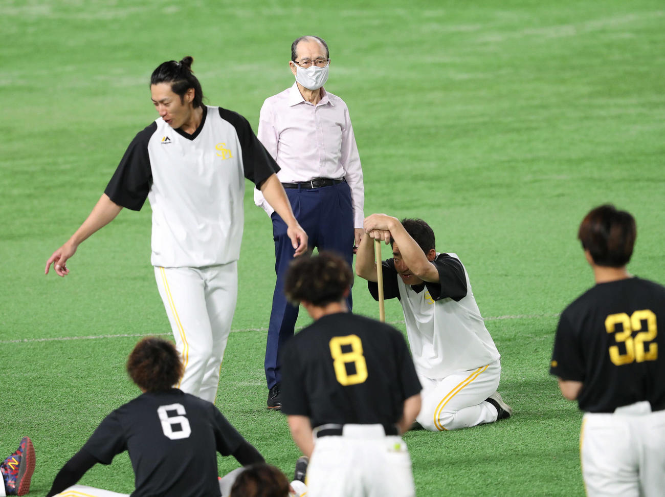練習前、ナインとあいさつをかわす王球団会長（撮影・梅根麻紀）