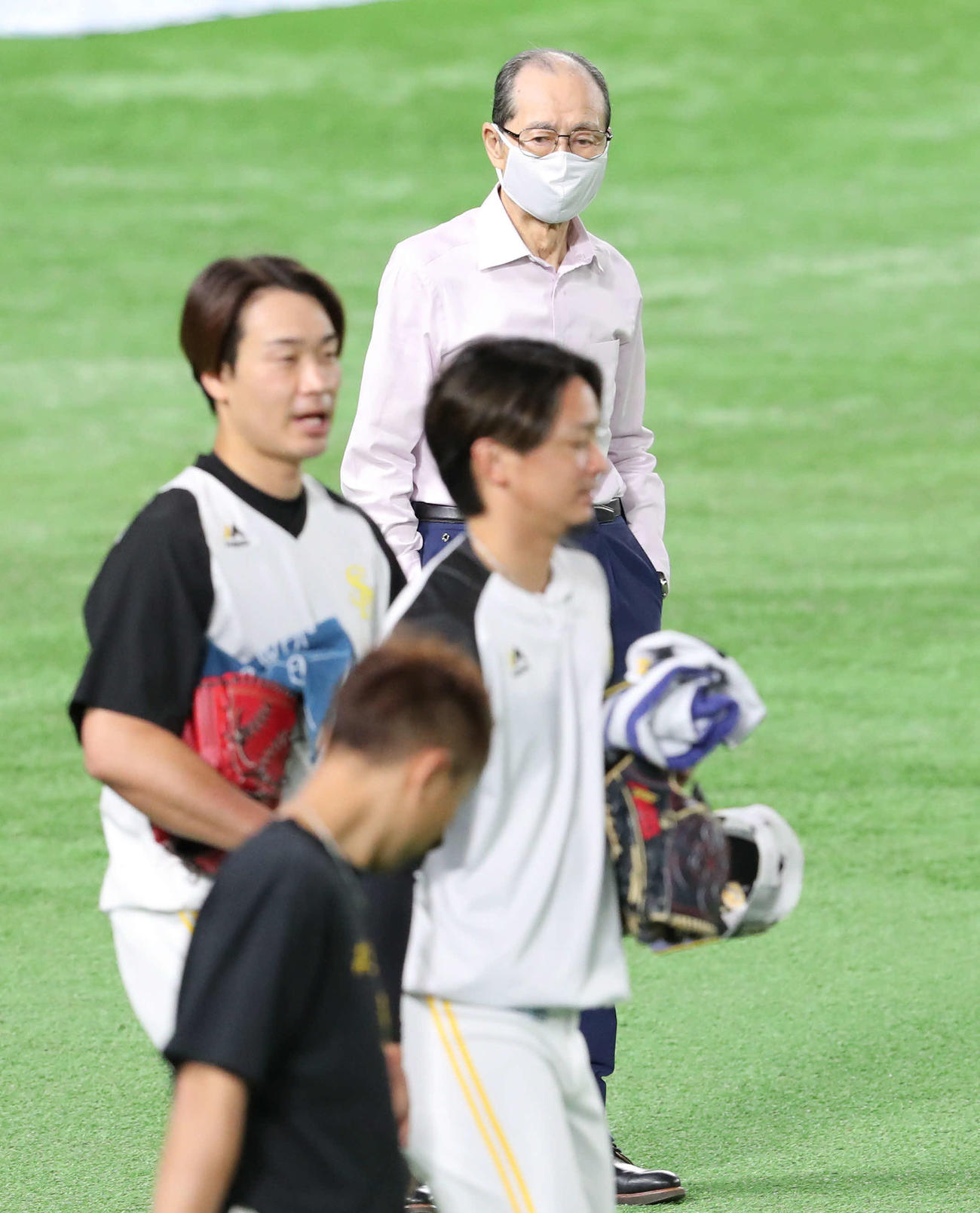 練習前、ナインとあいさつをかわす王球団会長（撮影・梅根麻紀）
