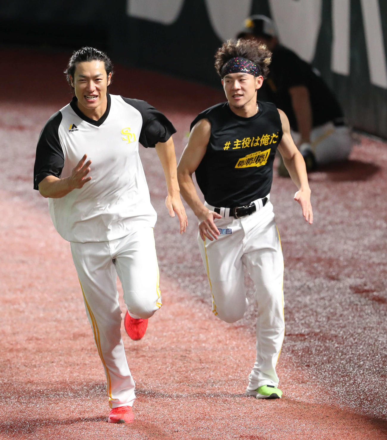 外野をランニングする柳田（左）と牧原大（撮影・梅根麻紀）