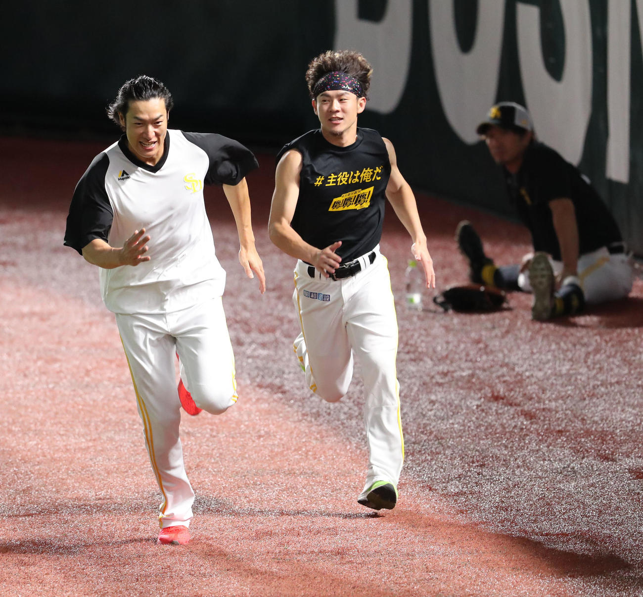 外野をランニングする柳田と牧原大（撮影・梅根麻紀）