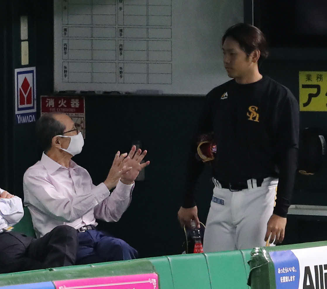 練習終わりに王球団会長（左）と話をする石川（撮影・梅根麻紀）