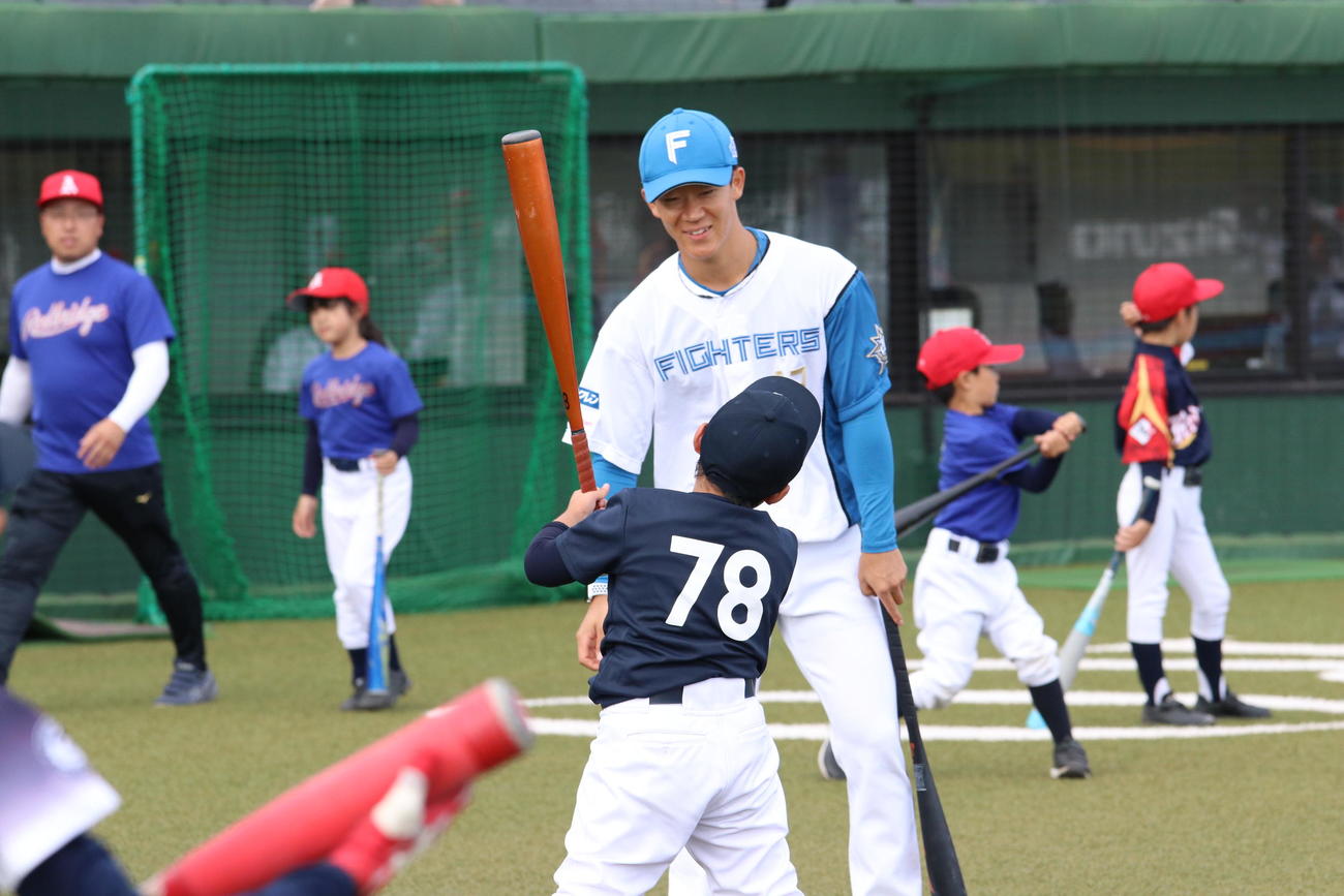 野球教室で素振りのアドバイスをする日本ハム矢沢（撮影・石井翔太）