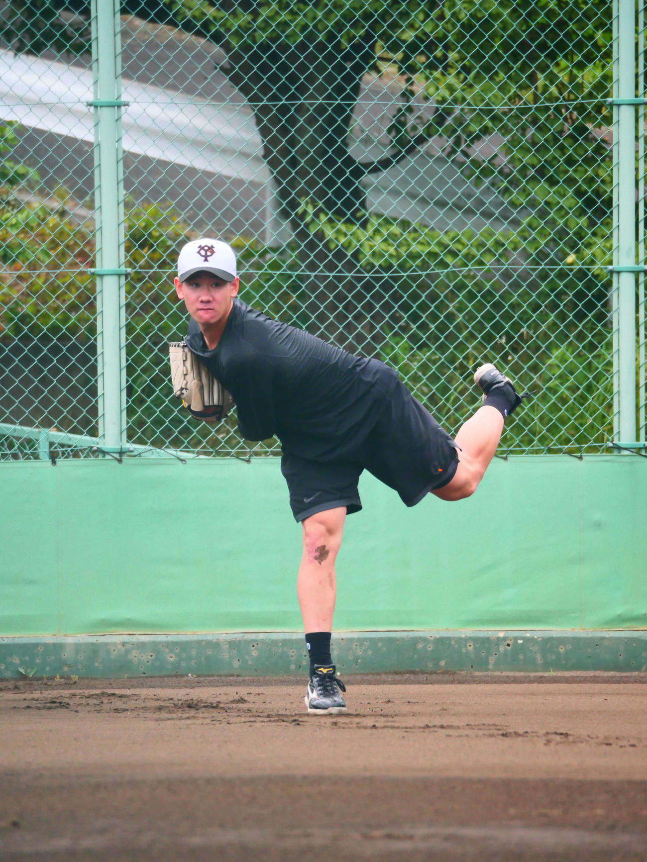 キャッチボールをする巨人井上（撮影・上田悠太）