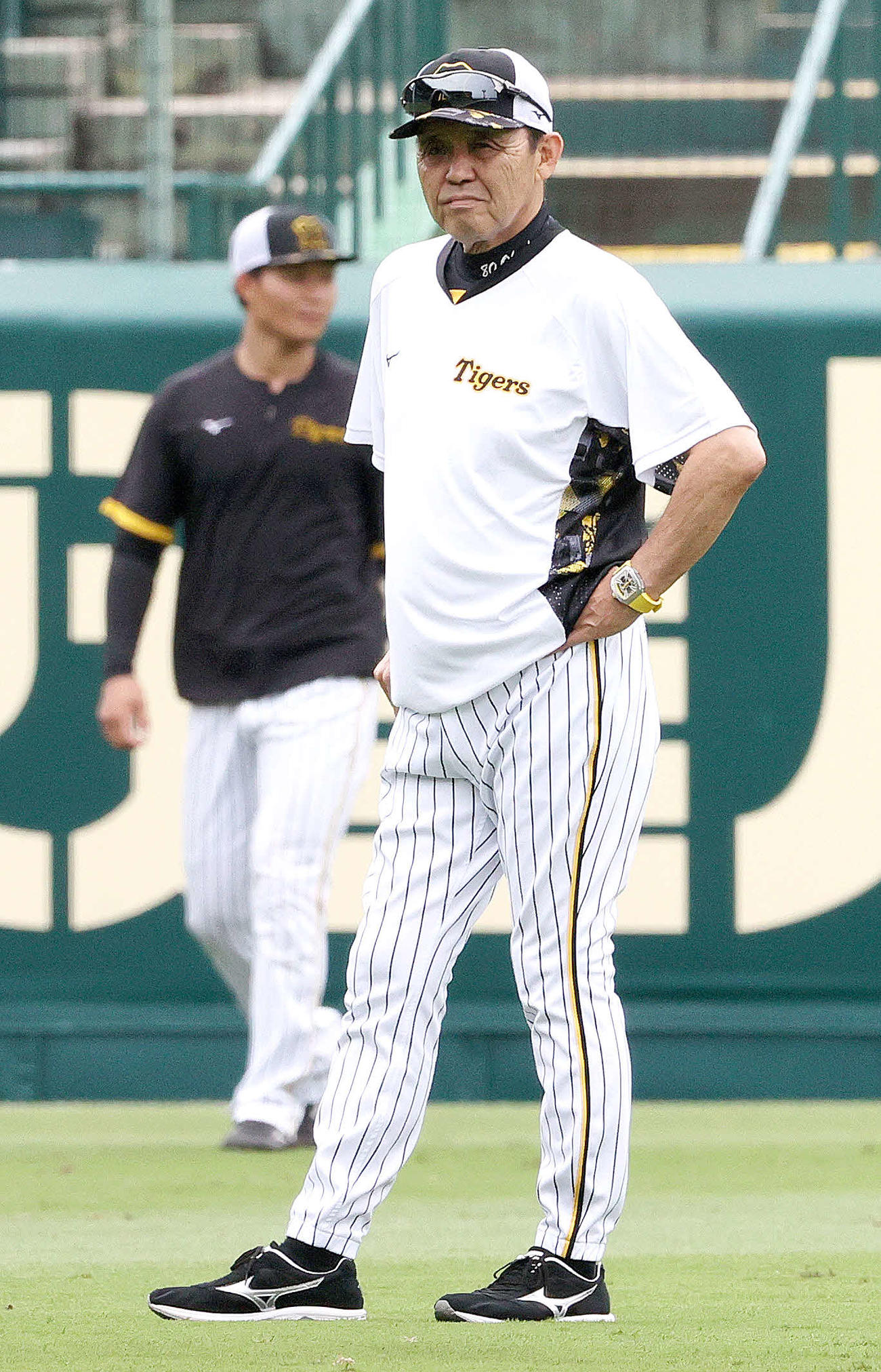 練習を見守る阪神岡田監督。奥は森下（撮影・上山淳一）