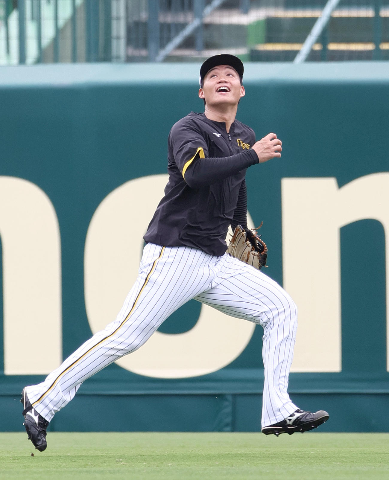 外野で打球を追う阪神森下（撮影・上山淳一）
