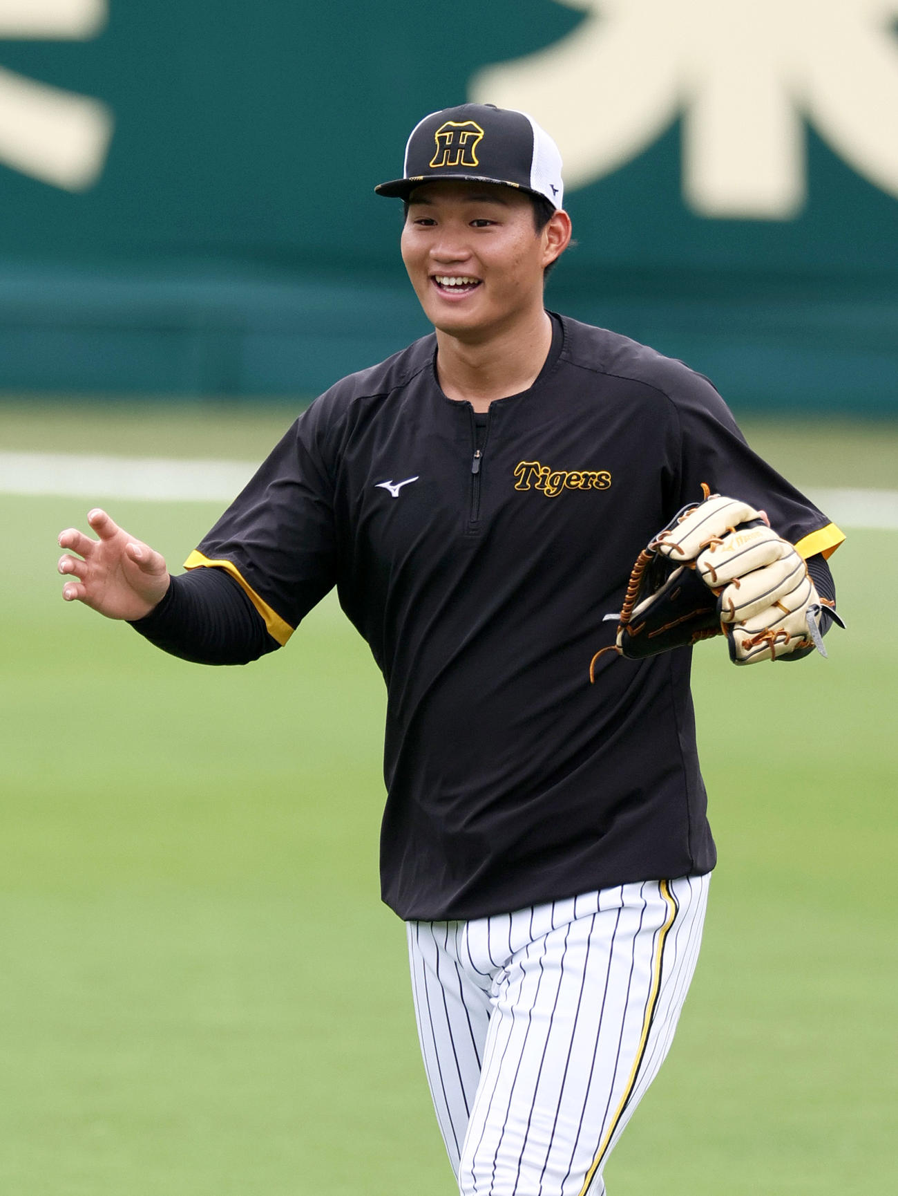 外野でリラックスした表情を見せる阪神森下（撮影・上山淳一）
