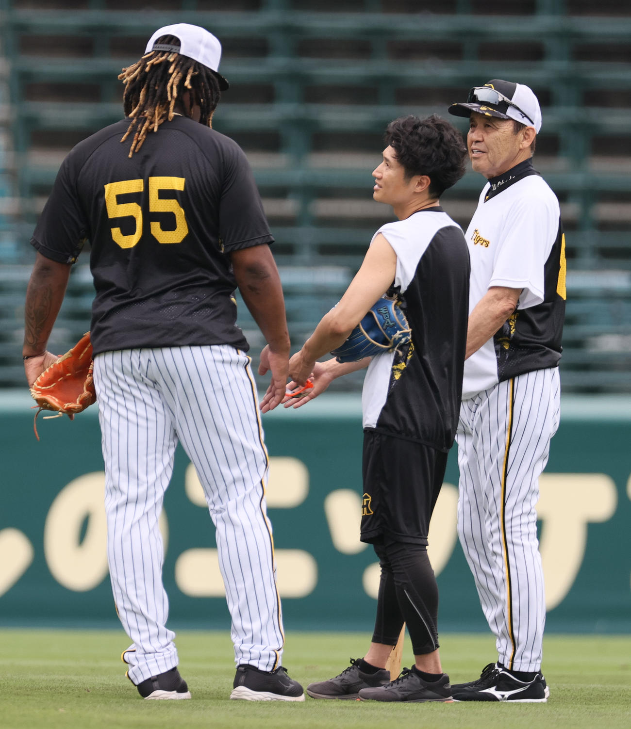 ミエセス（左）と話す岡田監督（撮影・上山淳一）