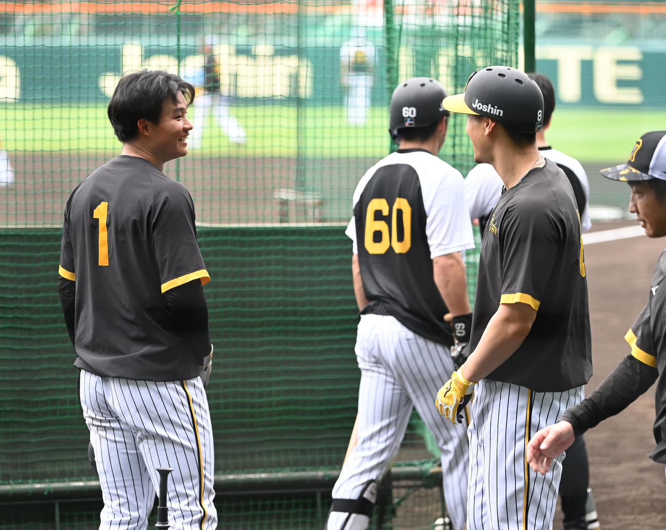 練習中、佐藤輝（右）と笑顔で話す森下（撮影・和賀正仁）