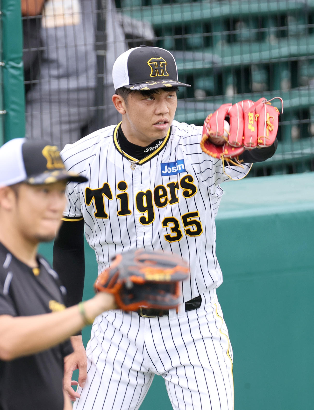 キャッチボールでボールを受ける阪神才木。手前は岩貞（撮影・上山淳一）