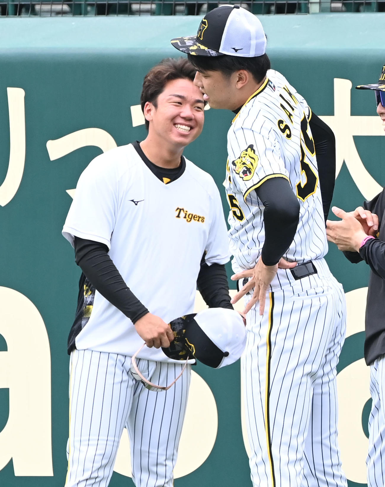 練習中、笑顔を見せる阪神村上（撮影・和賀正仁）