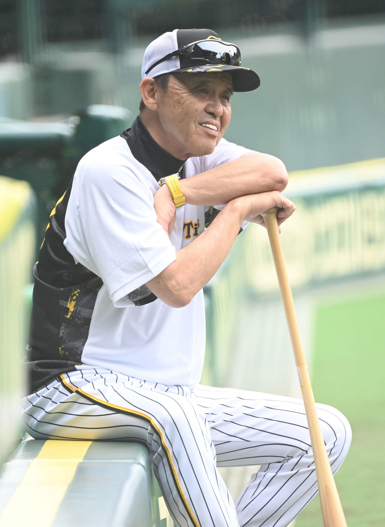 笑顔で打撃練習を見守る阪神岡田監督（撮影・和賀正仁）