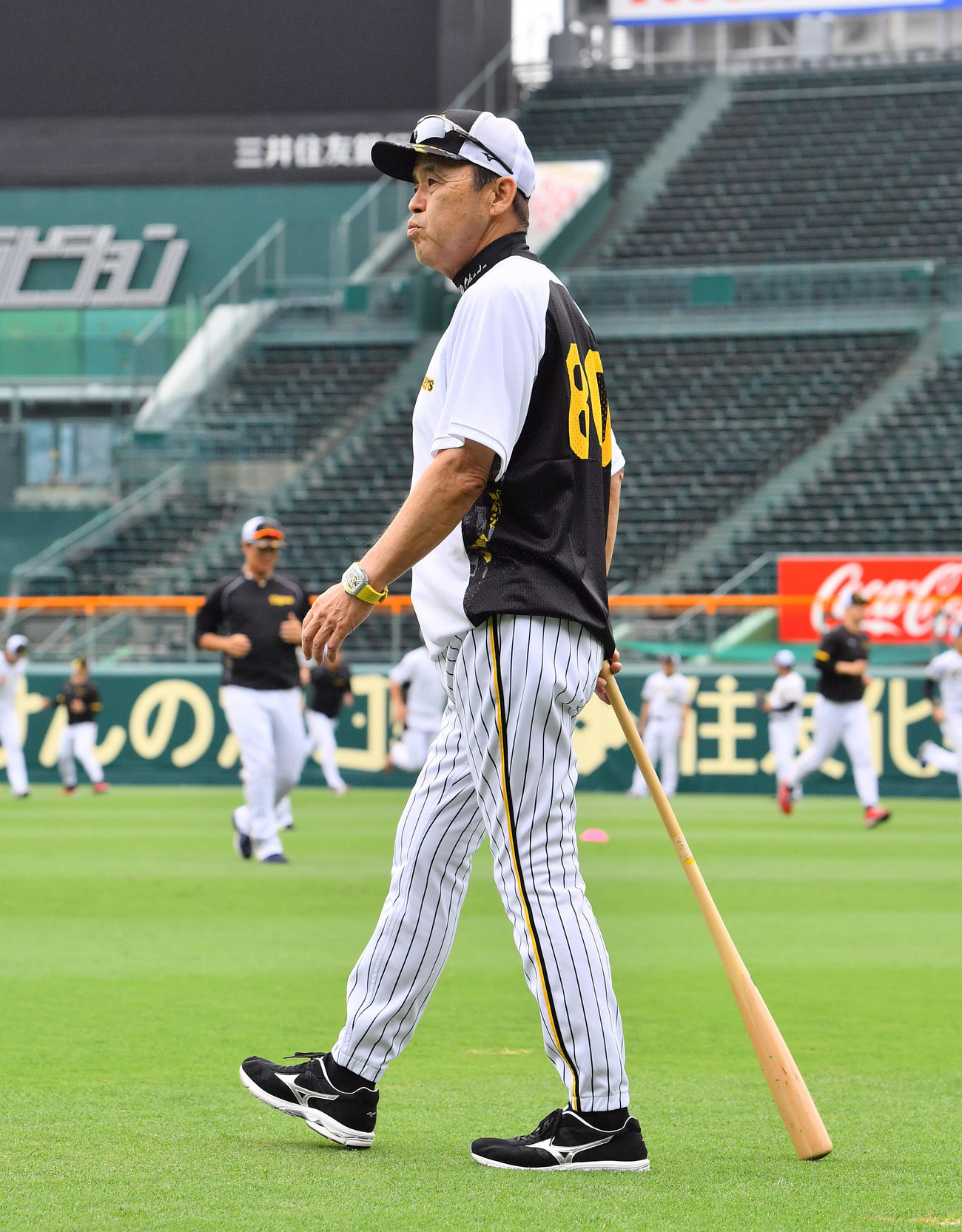 選手の動きをチェックする阪神岡田監督（撮影・和賀正仁）