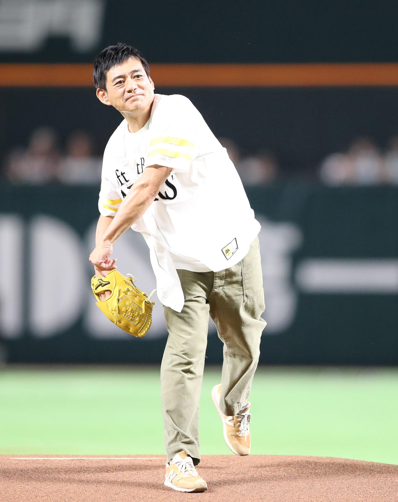 ソフトバンク対オリックス　セレモニアルピッチで見事な投球を披露する博多華丸（撮影・梅根麻紀）