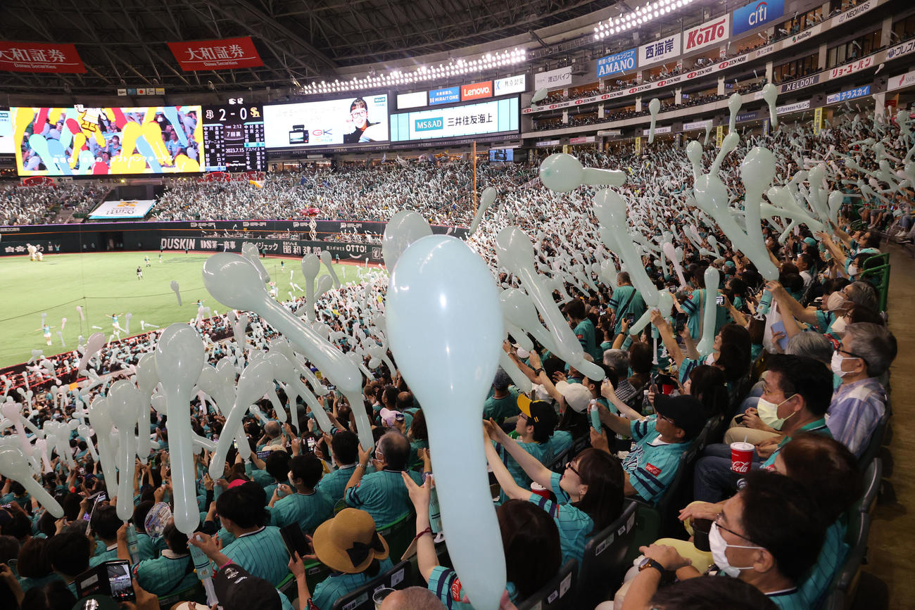 ソフトバンク対オリックス　7回攻撃前のジェット風船が復活！！！（撮影・梅根麻紀）