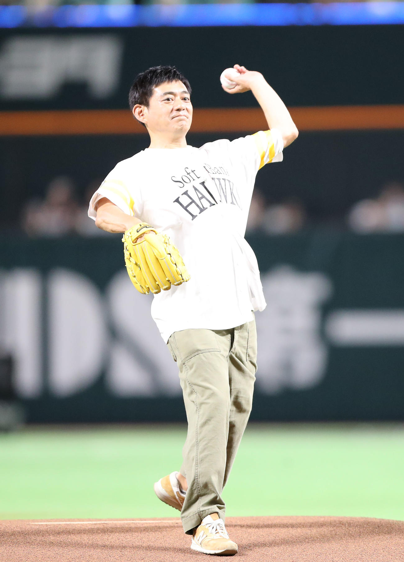 ソフトバンク対オリックス　セレモニアルピッチで見事な投球を披露する博多華丸（撮影・梅根麻紀）