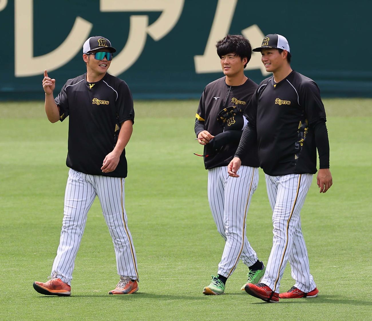 阪神対中日　談笑しながら外野を歩く左から小野寺、前川、森下（撮影・上田博志）
