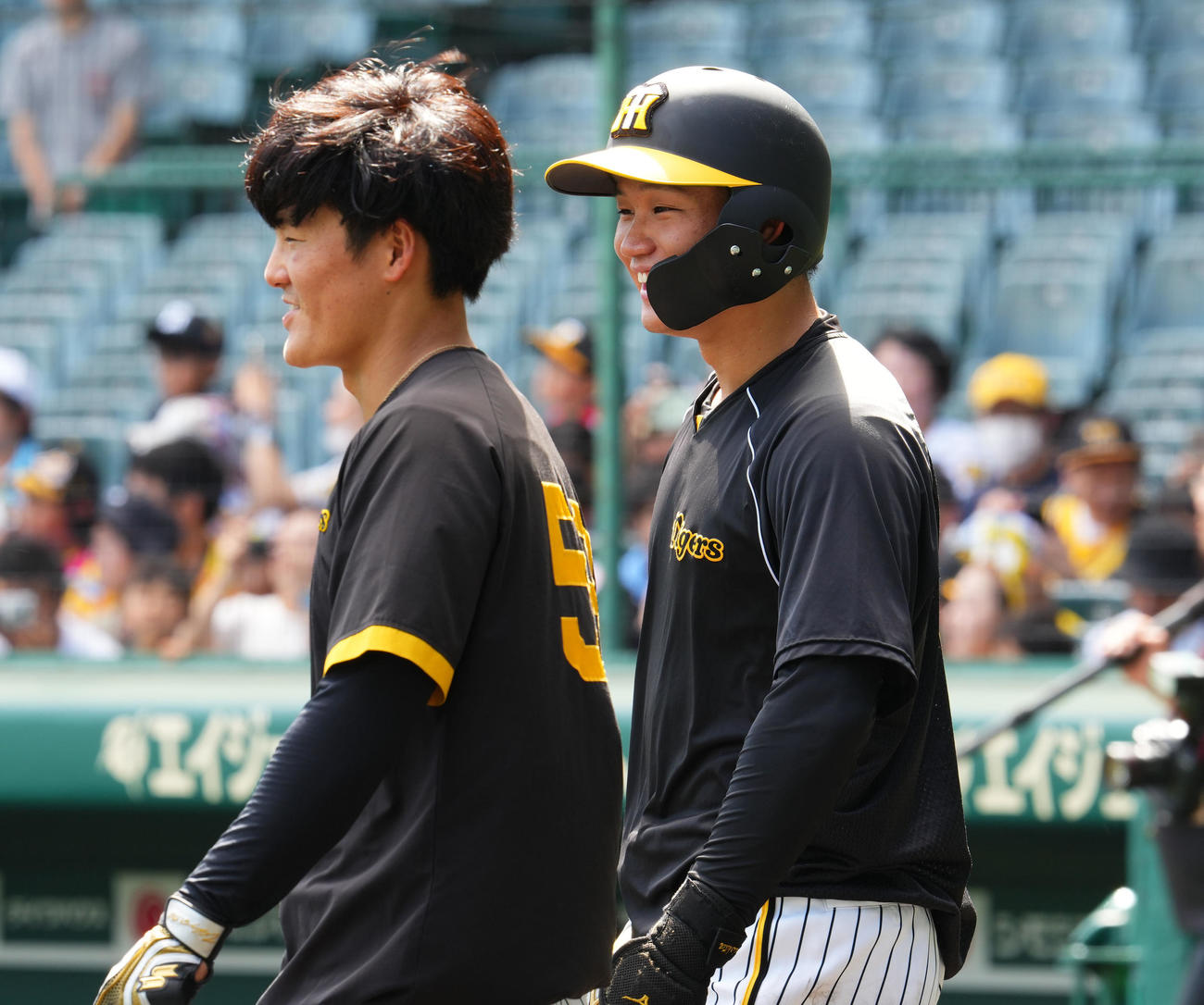 阪神対中日　笑顔を見せる阪神前川（左）と森下（撮影・藤尾明華）