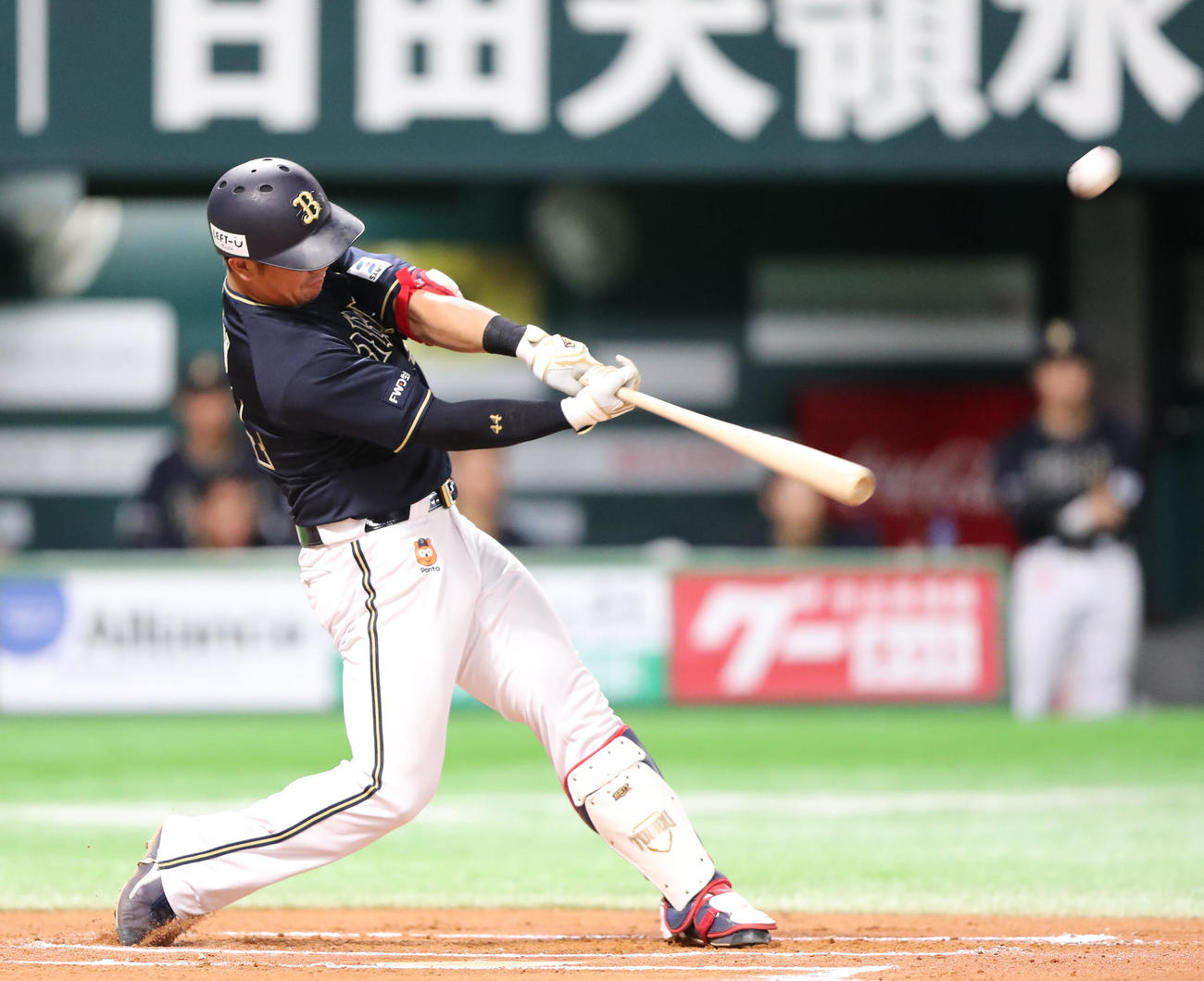ソフトバンク対オリックス　6回表オリックス2死、頓宮は左中間に本塁打を放つ（撮影・梅根麻紀）