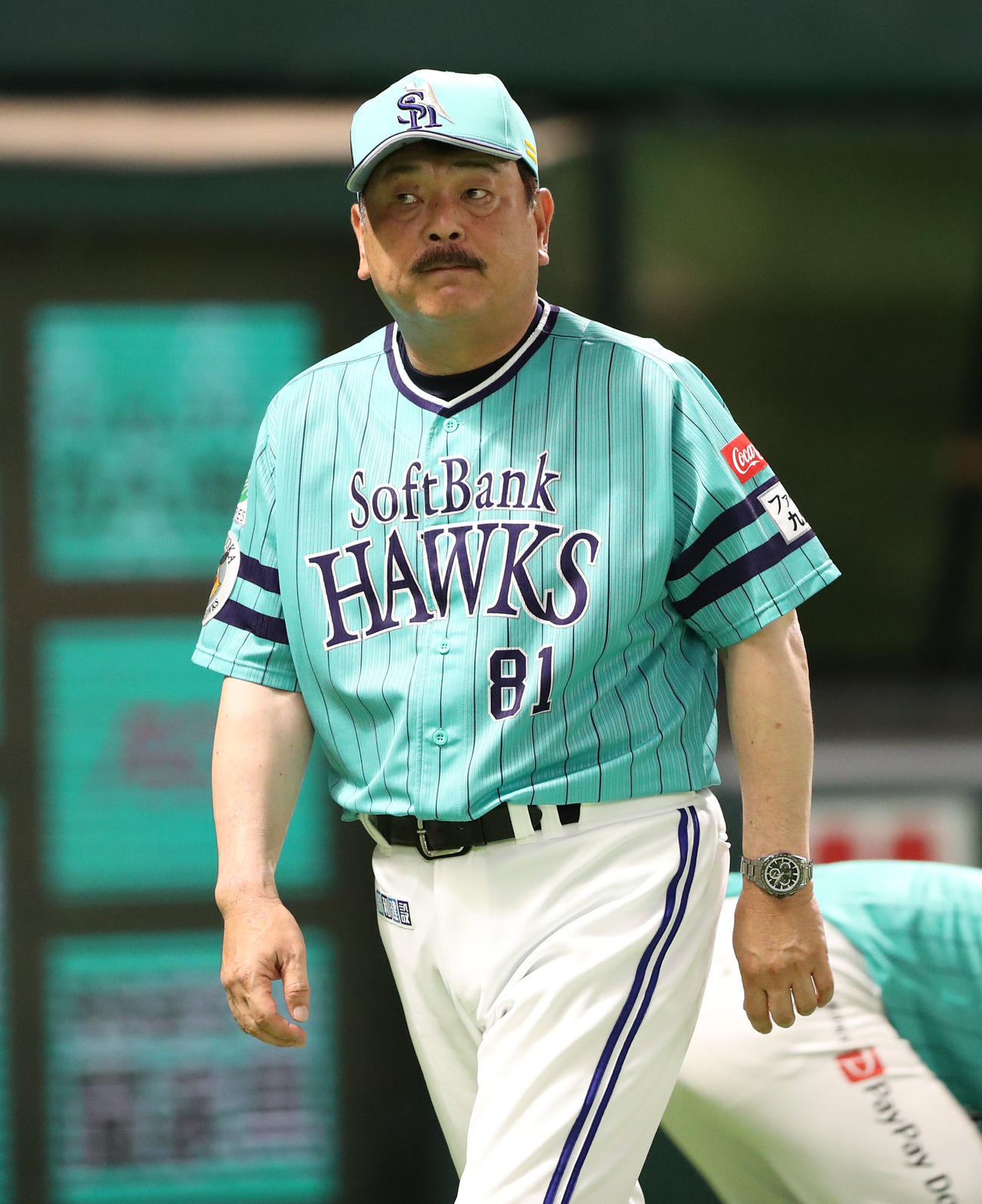 ソフトバンク対オリックス　審判に投手交代を告げた藤本監督（撮影・梅根麻紀）