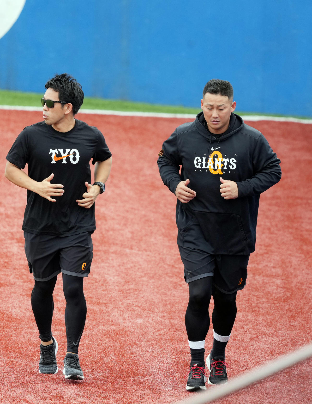 ヤクルト対巨人　試合前、別メニューでランニングする中田翔（右）（撮影・狩俣裕三）