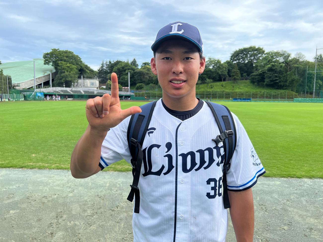 Lポーズをする昨夏甲子園のヒーロー、西武山田陽翔（撮影・金子真仁）