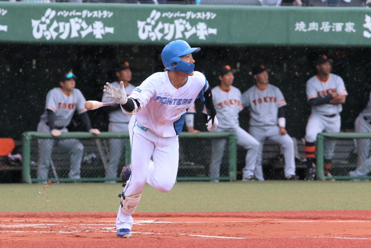 1回無死、中越えの三塁打を放つ日本ハム矢沢（撮影・石井翔太）