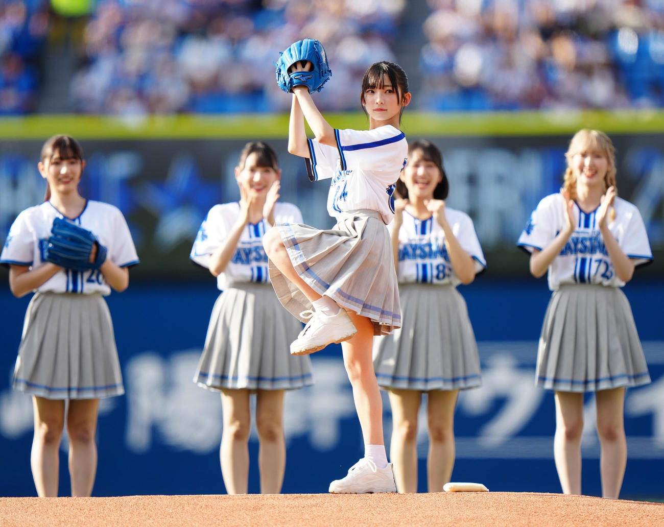 DeNA対広島　試合前、セレモニアルピッチに臨む≠MEの永田詩央里（撮影・江口和貴）