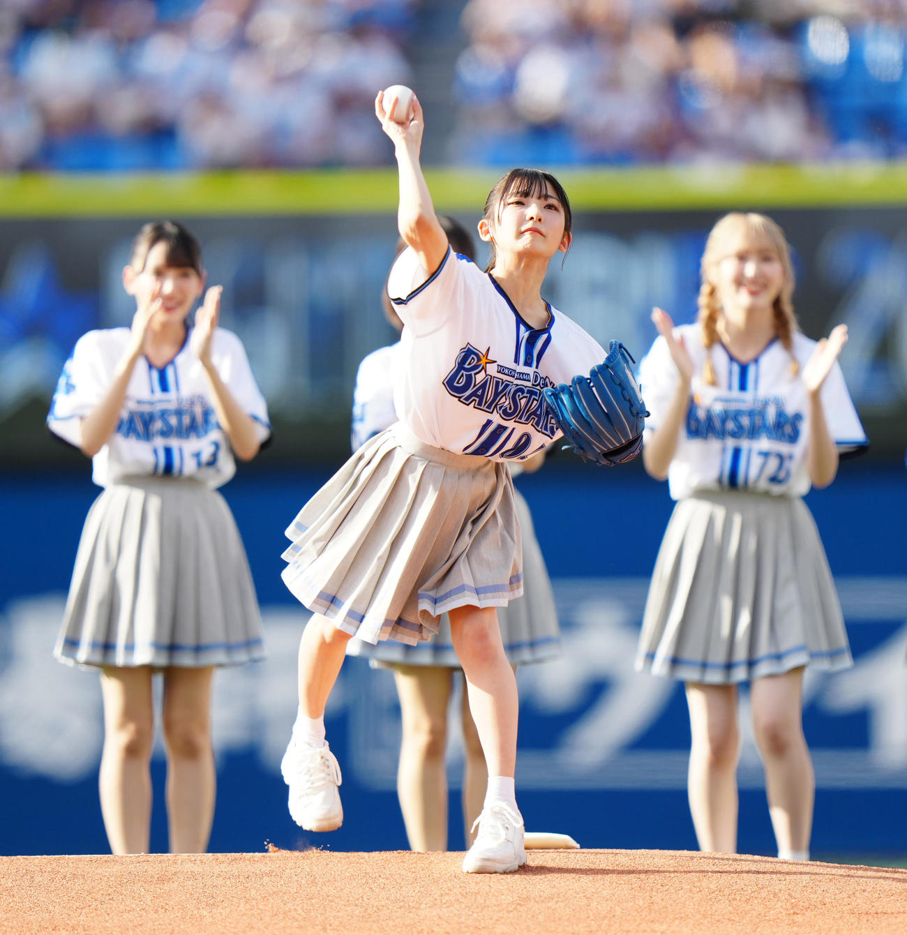 DeNA対広島　試合前、セレモニアルピッチに臨む≠MEの永田詩央里（撮影・江口和貴）