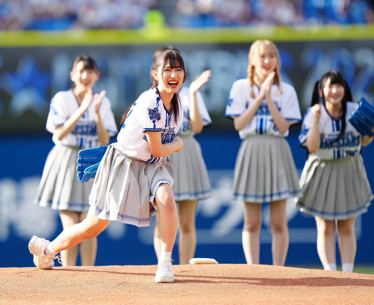 DeNA対広島　試合前、セレモニアルピッチに臨む≠MEの蟹沢萌子（撮影・江口和貴）