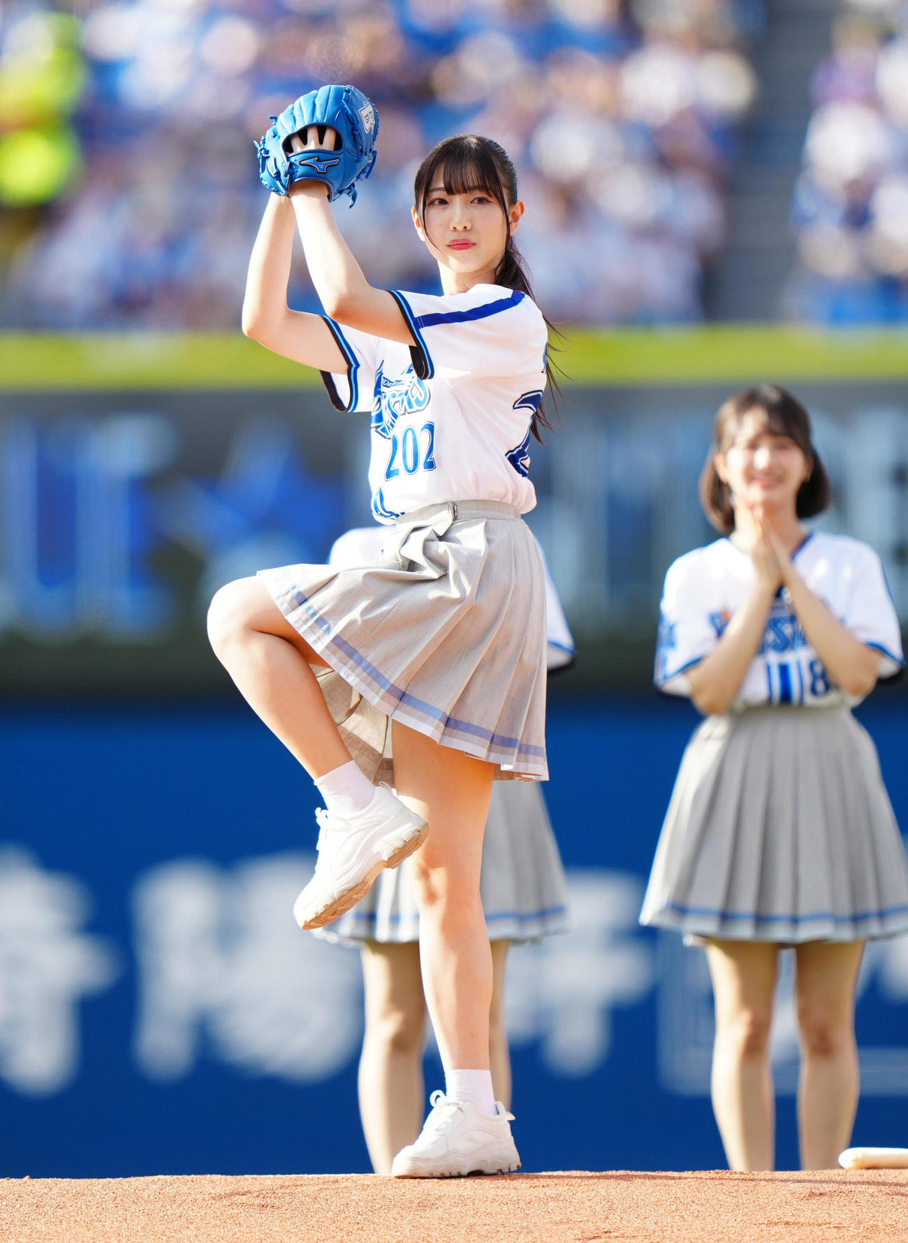 DeNA対広島　試合前、セレモニアルピッチに臨む≠MEの蟹沢萌子（撮影・江口和貴）