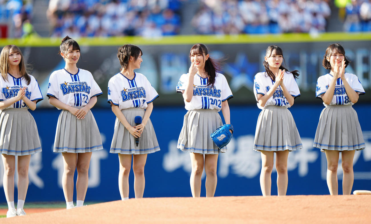 DeNA対広島　試合前、セレモニアルピッチに臨む≠MEのメンバー（撮影・江口和貴）