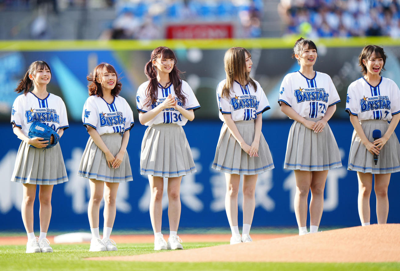 DeNA対広島　試合前、セレモニアルピッチに臨む≠MEのメンバー（撮影・江口和貴）