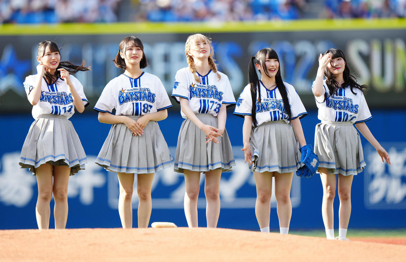 DeNA対広島　試合前、セレモニアルピッチに臨む≠MEのメンバー（撮影・江口和貴）