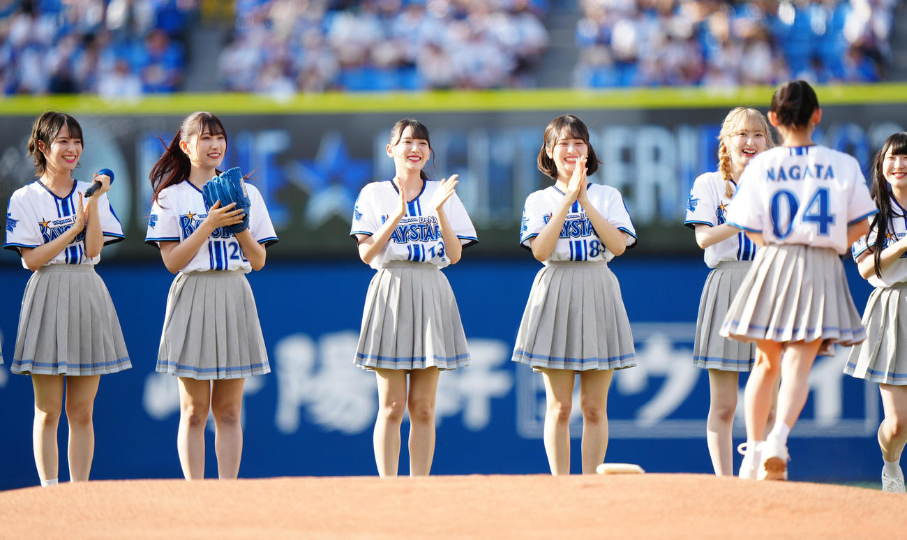 DeNA対広島　試合前、セレモニアルピッチに臨む≠MEのメンバー（撮影・江口和貴）
