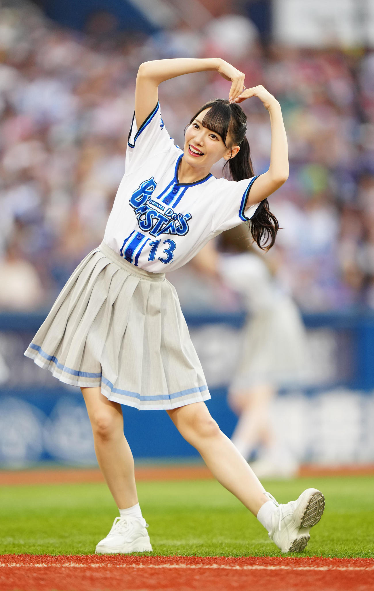 DeNA対広島　6回表開始前、ダンスする≠MEの鈴木瞳美（撮影・江口和貴）