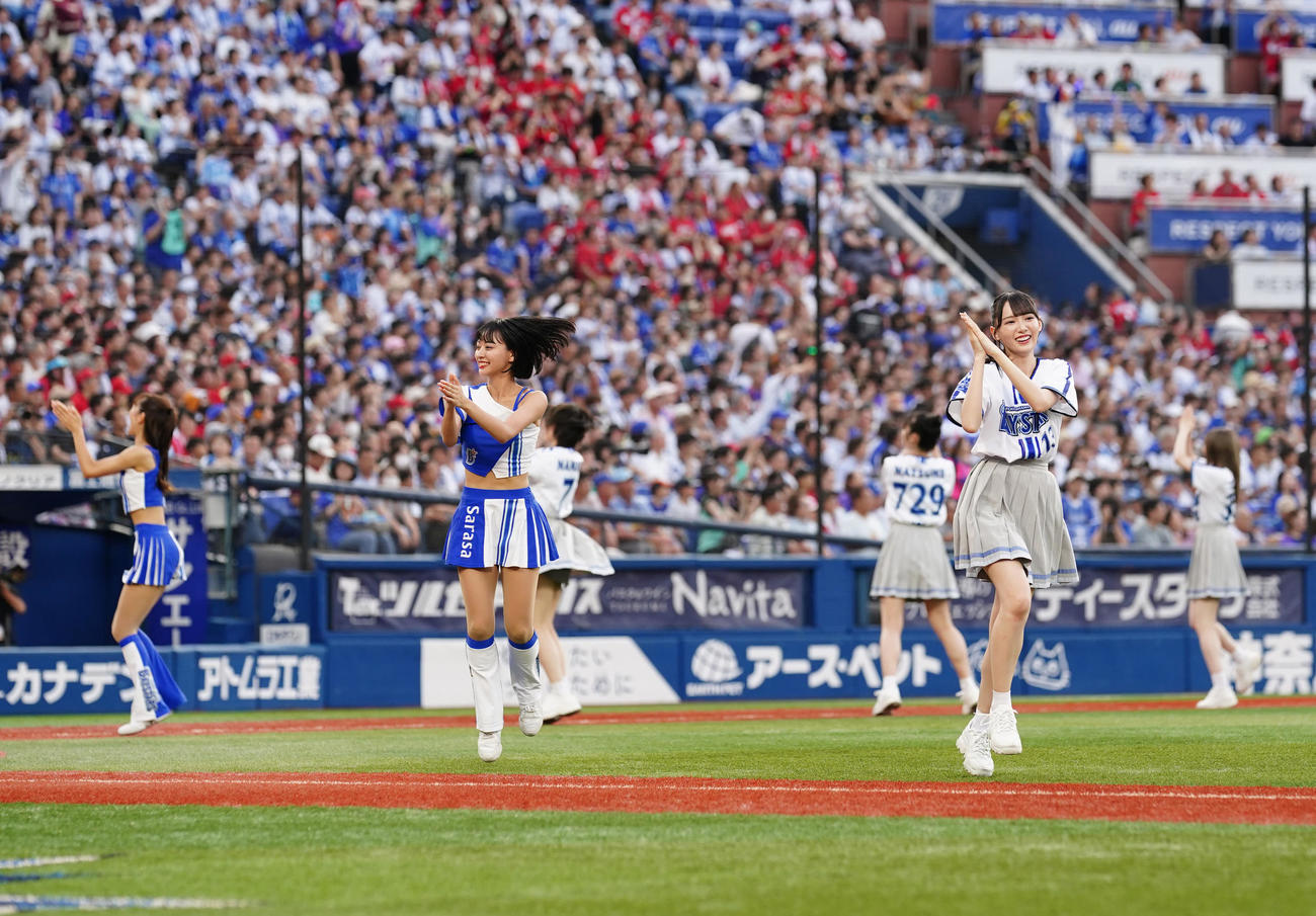 DeNA対広島　6回表開始前、ダンスする≠MEの鈴木瞳美（右端）ら（撮影・江口和貴）