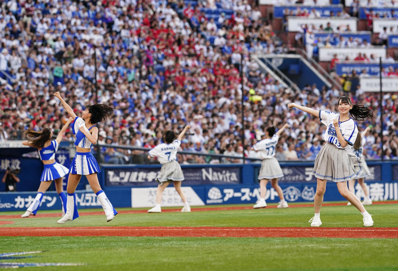 DeNA対広島　6回表開始前、ダンスする≠MEの鈴木瞳美（右端）ら（撮影・江口和貴）