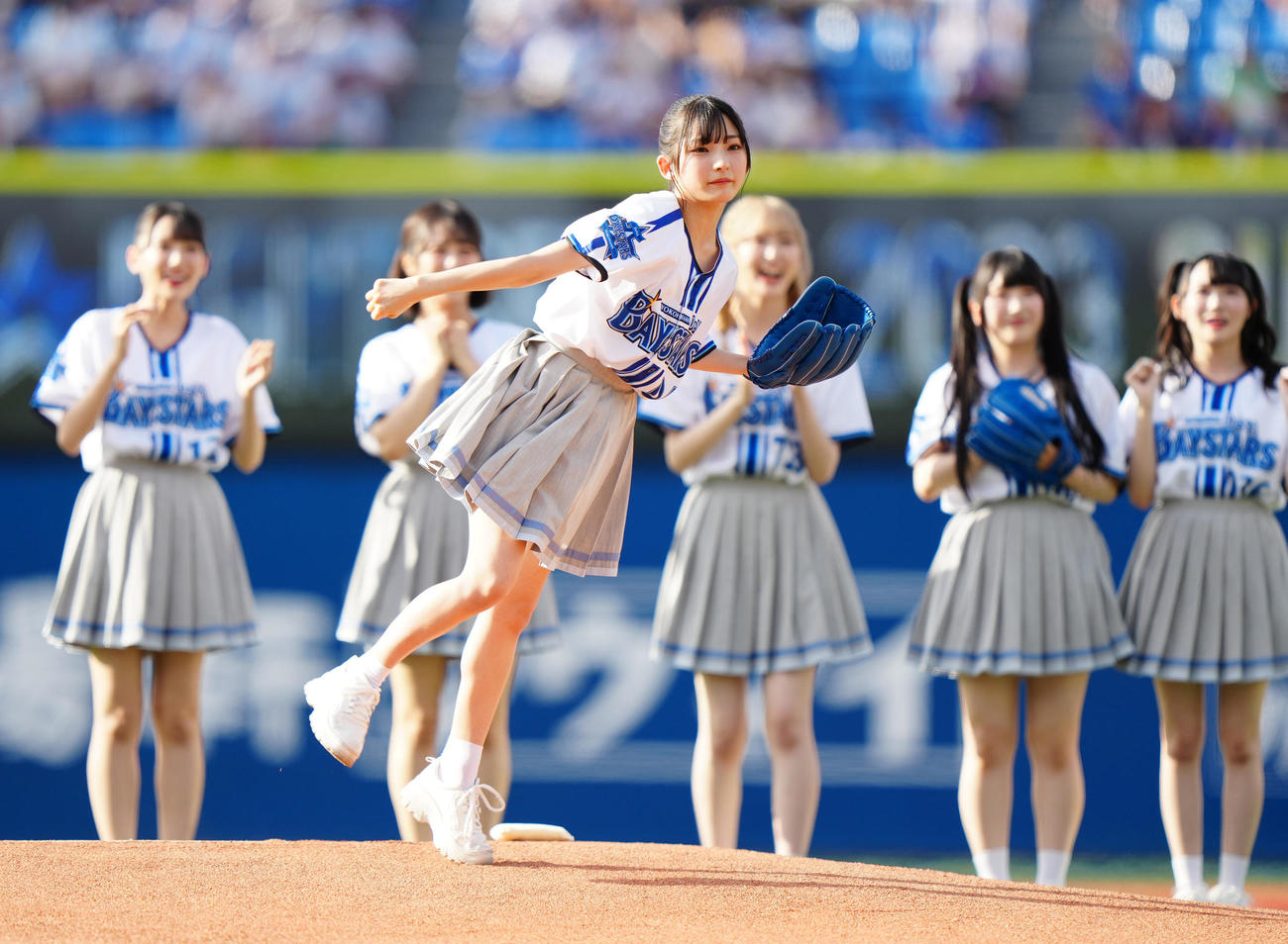 DeNA対広島　試合前、セレモニアルピッチに臨む≠MEの永田詩央里（撮影・江口和貴）