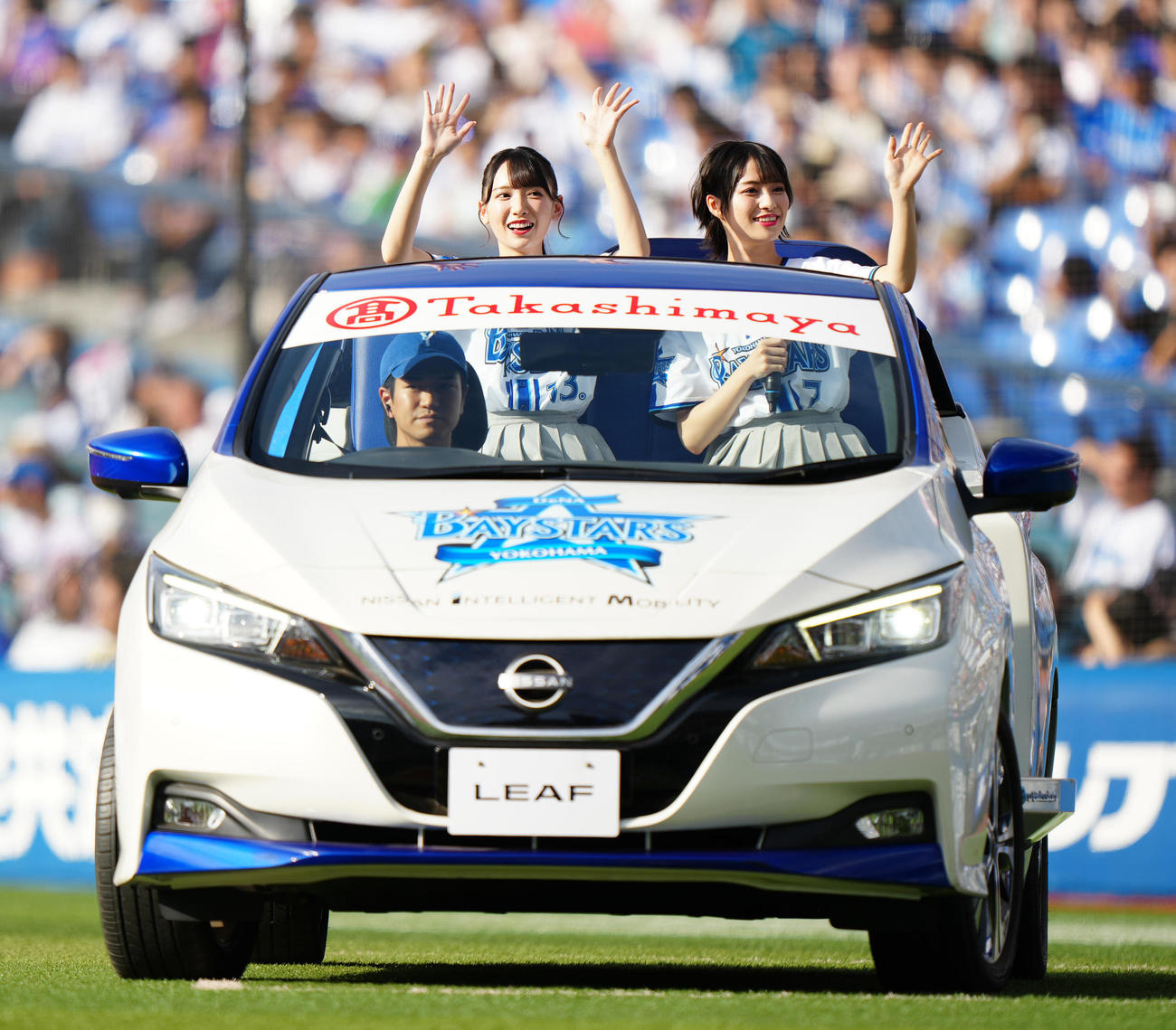 DeNA対広島　試合前、セレモニアルピッチに登場する≠MEの冨田菜々風（右）と鈴木瞳美（撮影・江口和貴）
