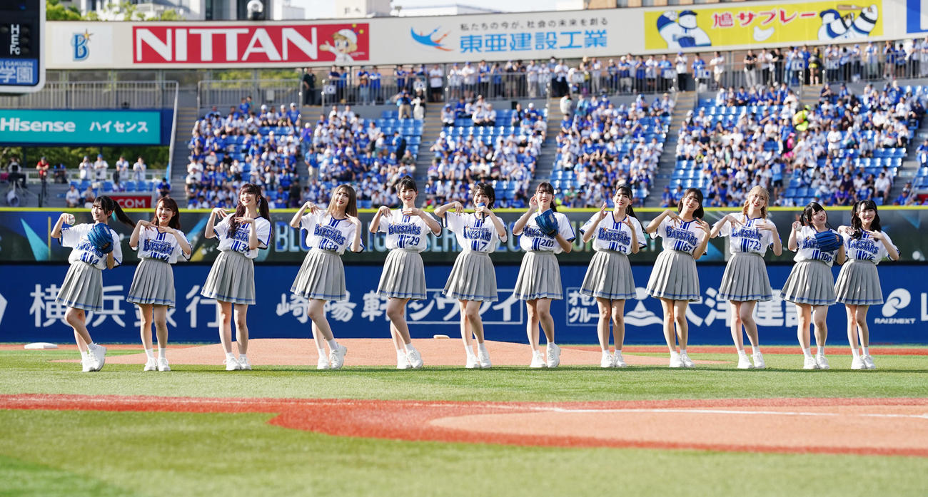 DeNA対広島　試合前、セレモニアルピッチに臨む≠MEのメンバー（撮影・江口和貴）