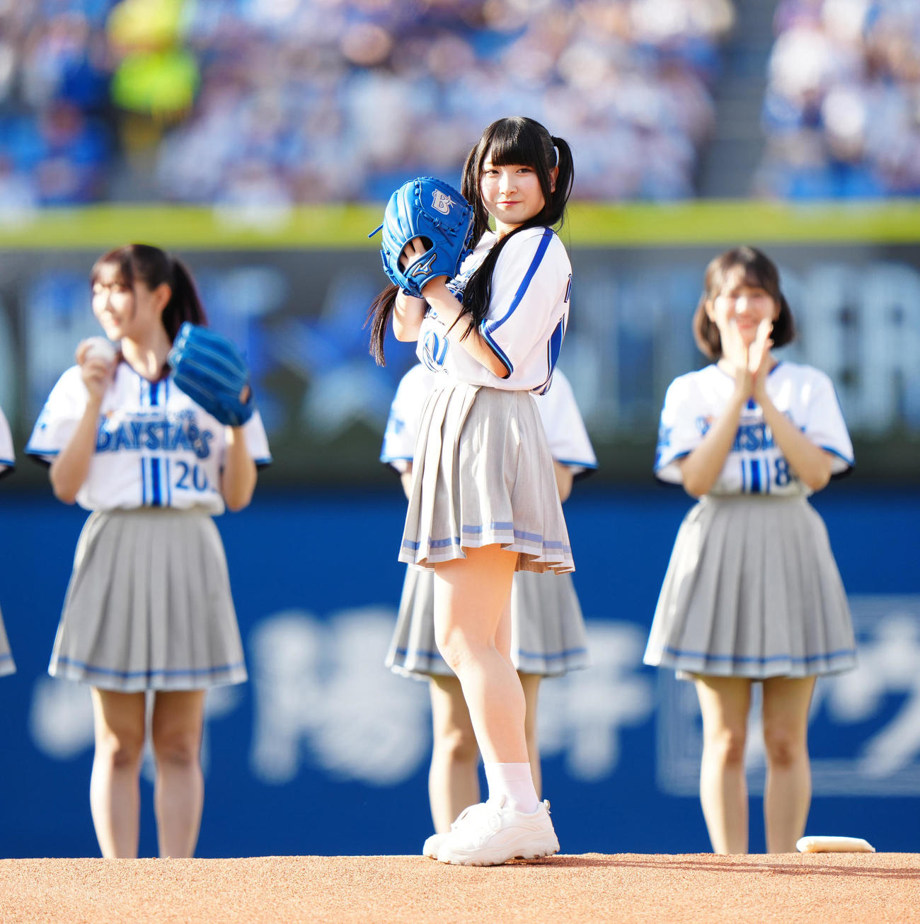 DeNA対広島　試合前、セレモニアルピッチに臨む≠MEの櫻井もも（撮影・江口和貴）