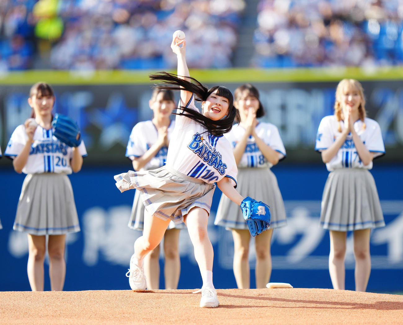 DeNA対広島　試合前、セレモニアルピッチに臨む≠MEの櫻井もも（撮影・江口和貴）