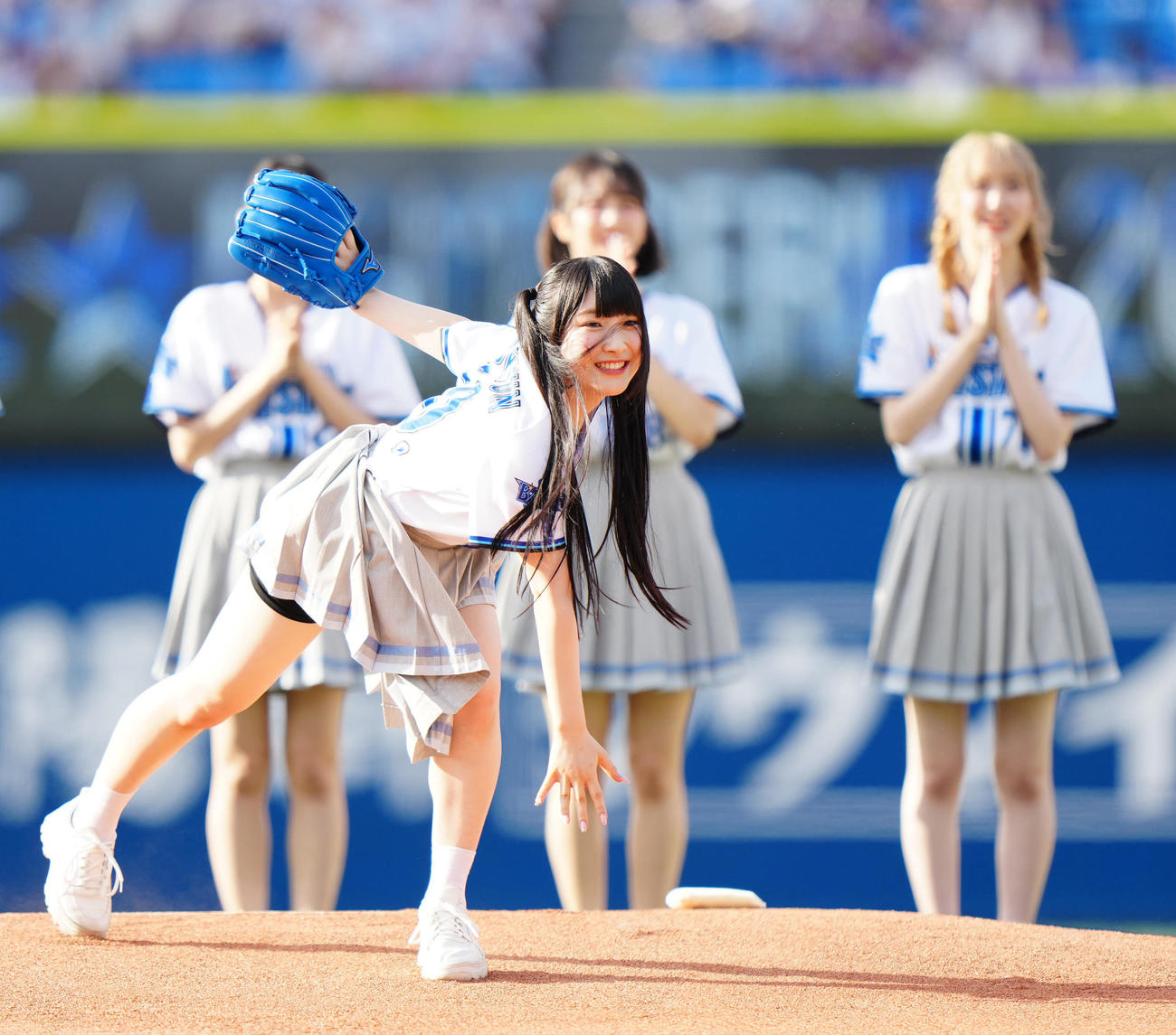 DeNA対広島　試合前、セレモニアルピッチに臨む≠MEの櫻井もも（撮影・江口和貴）