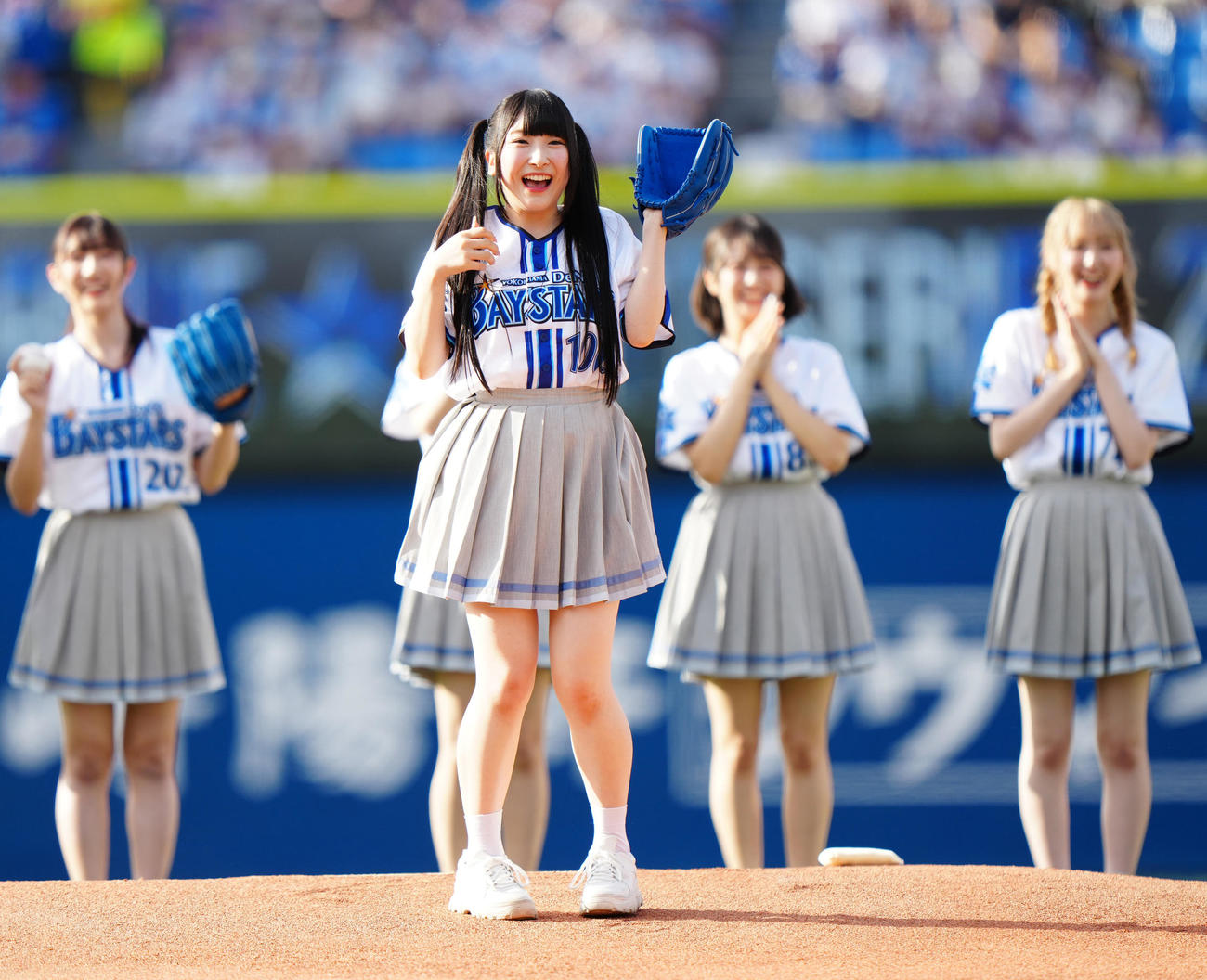 DeNA対広島　試合前、セレモニアルピッチに臨む≠MEの櫻井もも（撮影・江口和貴）