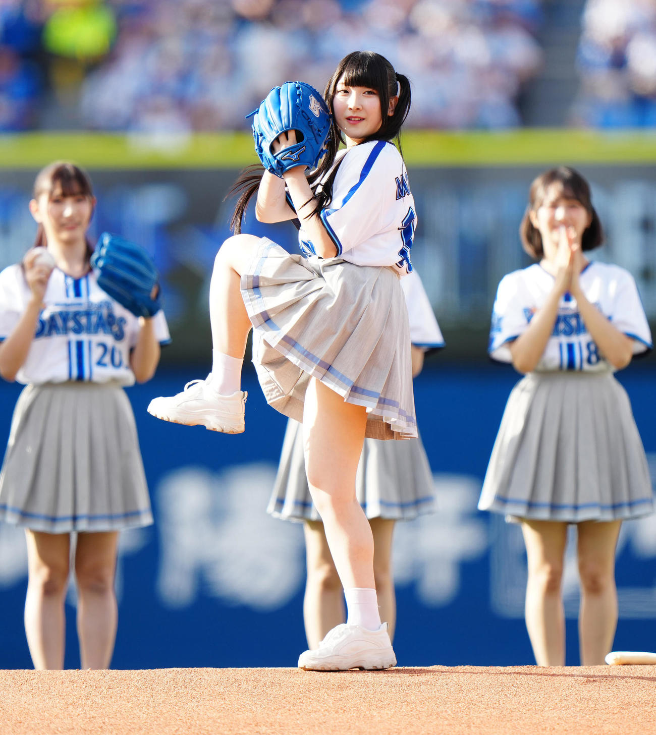 DeNA対広島　試合前、セレモニアルピッチに臨む≠MEの櫻井もも（撮影・江口和貴）